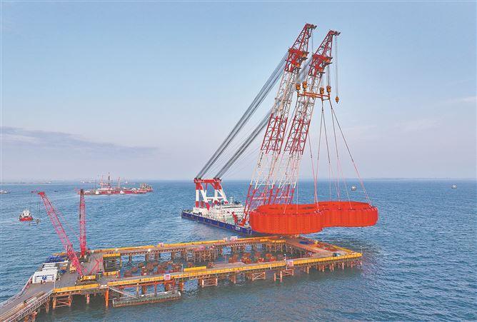 厦门日报：海上“金钟罩” 就位——厦金大桥（厦门段）刘五店航道桥西主塔完成钢套箱吊装