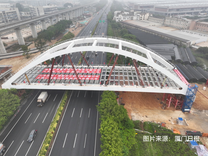 厦门日报：11天“上跨”沈海高速厦门段 2054吨钢拱桥实现“毫米级误差”落脚 跨径达90米，顶推距离82.15米，刷新国内同类型施工纪录